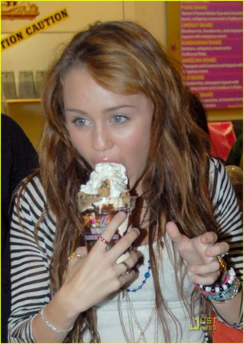 
	
	Miley Cyrus cũng hồn nhiên ăn kem.